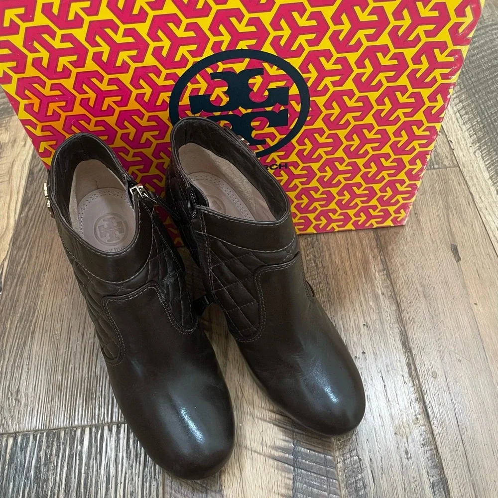 Tory Burch Quilted Leather Leila Wedge bootie boots Wm 7